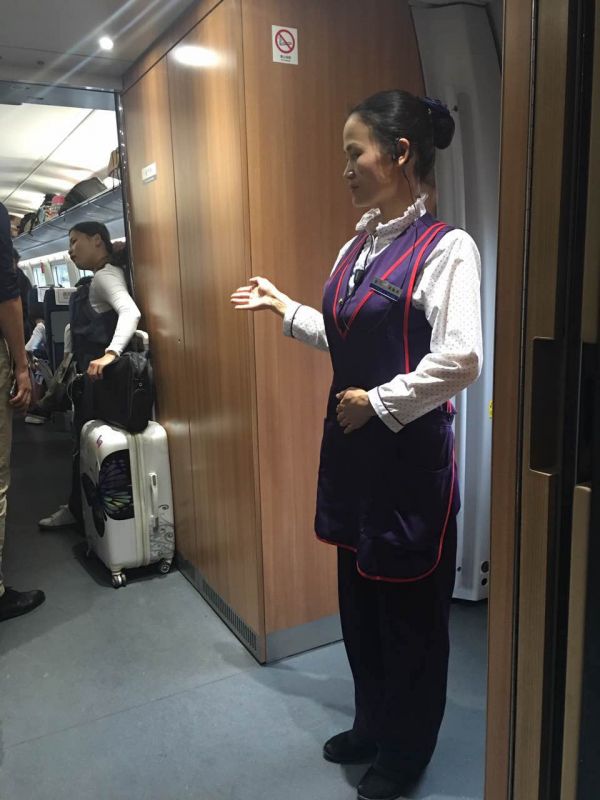 艾麥-引導(dǎo)旅客進(jìn)車廂